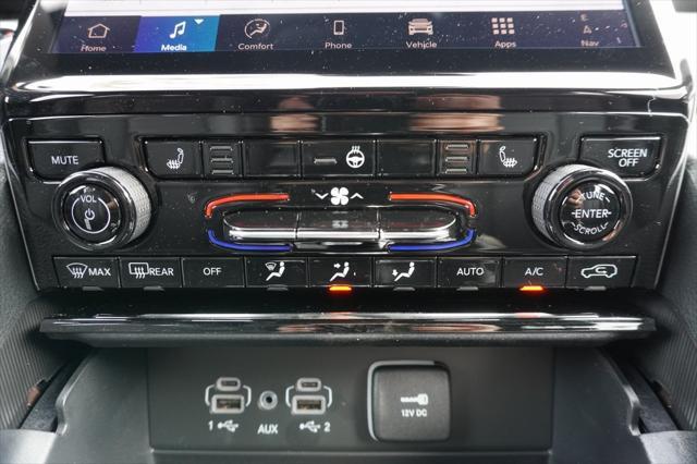 Photo of 2025 Diamond Black Crystal Pearlcoat Jeep Grand Cherokee L