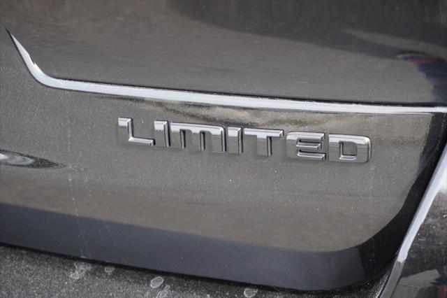 Photo of 2025 Diamond Black Crystal Pearlcoat Jeep Grand Cherokee L