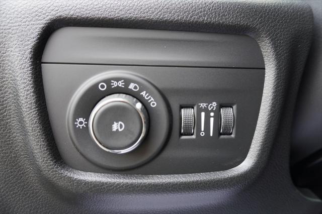 Photo of 2025 Diamond Black Crystal Pearlcoat Jeep Grand Cherokee L