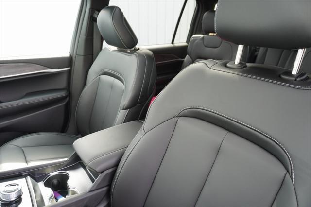 Photo of 2025 Diamond Black Crystal Pearlcoat Jeep Grand Cherokee L