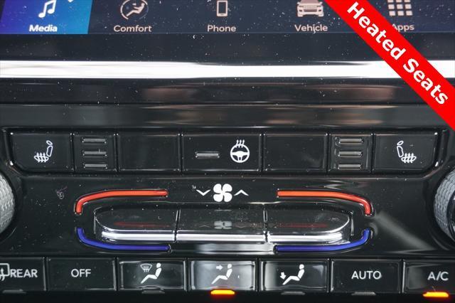 Photo of 2025 Diamond Black Crystal Pearlcoat Jeep Grand Cherokee L