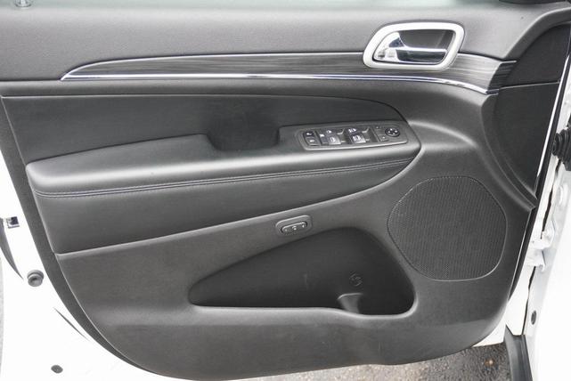 Photo of 2021 Bright White Clearcoat Jeep Grand Cherokee