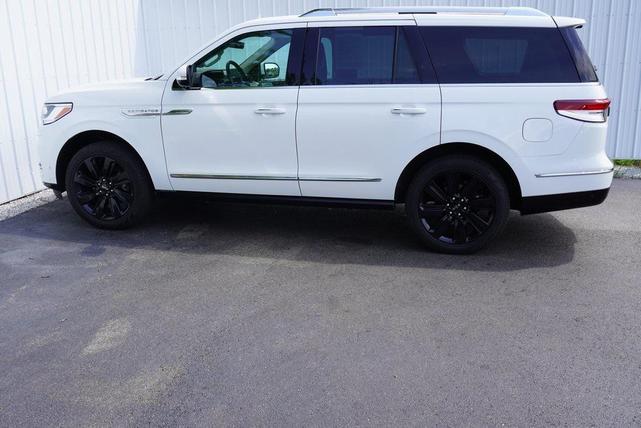 Photo of 2023 Pristine White Metallic Tri-Coat Lincoln Navigator