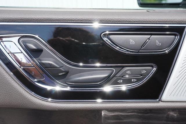 Photo of 2023 Pristine White Metallic Tri-Coat Lincoln Navigator