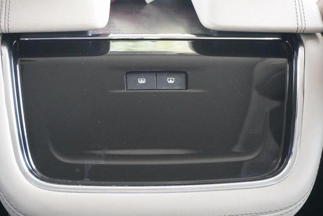 Photo of 2023 Pristine White Metallic Tri-Coat Lincoln Navigator