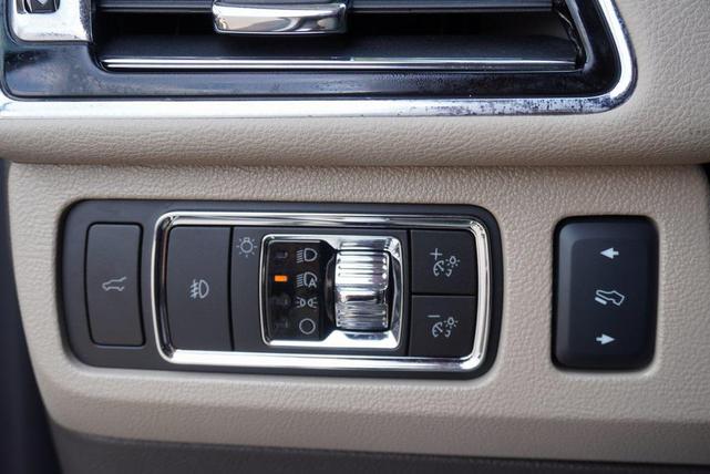 Photo of 2023 Pristine White Metallic Tri-Coat Lincoln Navigator