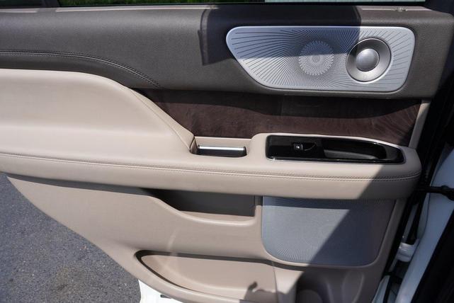 Photo of 2023 Pristine White Metallic Tri-Coat Lincoln Navigator