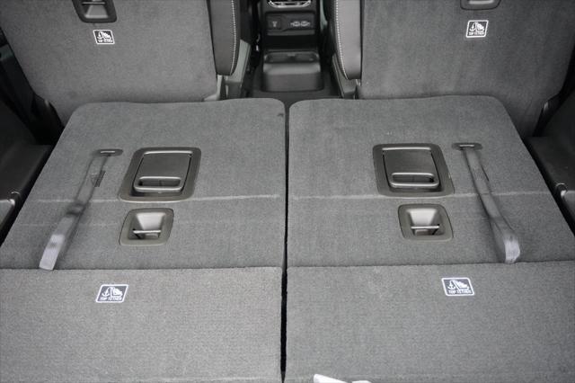 Photo of 2025 Diamond Black Crystal Pearlcoat Jeep Grand Cherokee L