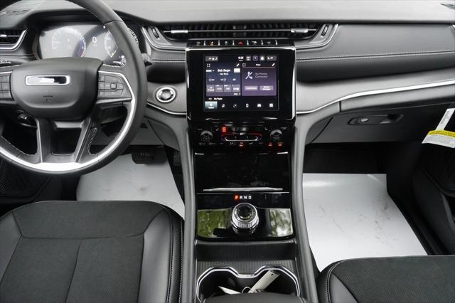 Photo of 2025 Diamond Black Crystal Pearlcoat Jeep Grand Cherokee L
