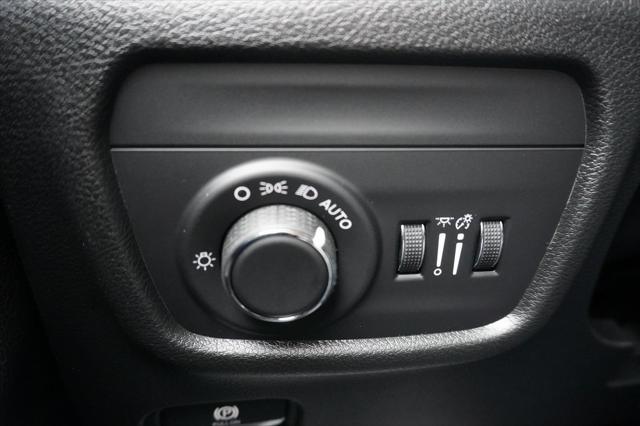 Photo of 2025 Diamond Black Crystal Pearlcoat Jeep Grand Cherokee L