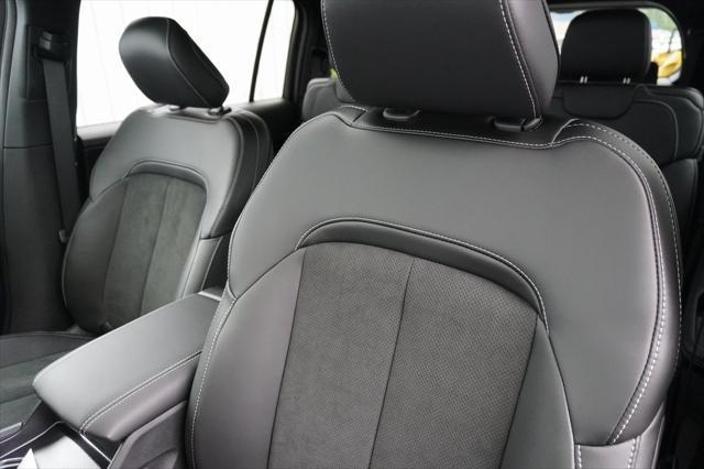 Photo of 2025 Diamond Black Crystal Pearlcoat Jeep Grand Cherokee L