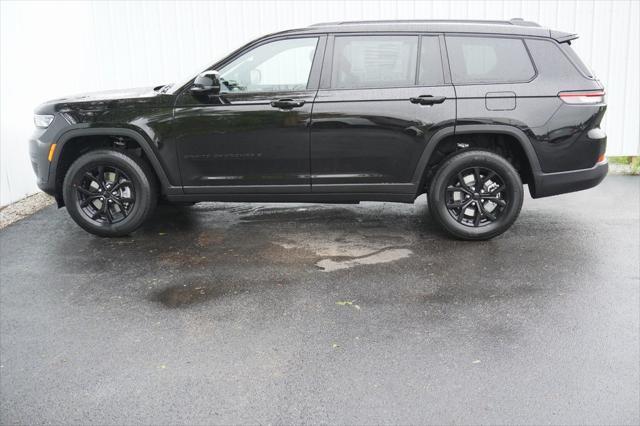 Photo of 2025 Diamond Black Crystal Pearlcoat Jeep Grand Cherokee L