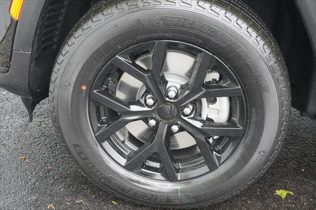 Photo of 2025 Diamond Black Crystal Pearlcoat Jeep Grand Cherokee L
