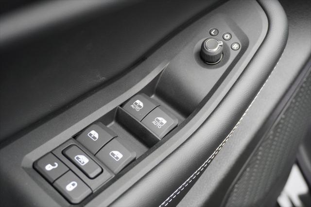 Photo of 2025 Diamond Black Crystal Pearlcoat Jeep Grand Cherokee L