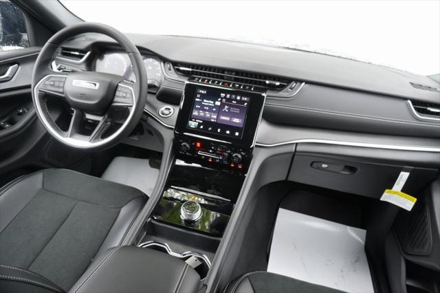 Photo of 2025 Diamond Black Crystal Pearlcoat Jeep Grand Cherokee L