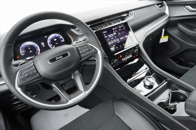 Photo of 2025 Diamond Black Crystal Pearlcoat Jeep Grand Cherokee L
