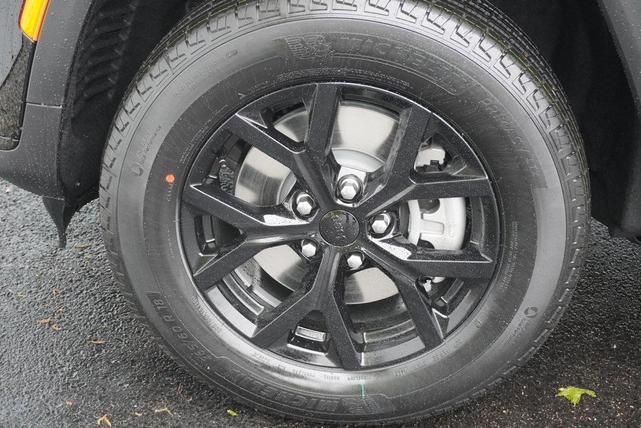 Photo of 2025 Diamond Black Crystal Pearlcoat Jeep Grand Cherokee L