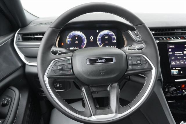 Photo of 2025 Diamond Black Crystal Pearlcoat Jeep Grand Cherokee L