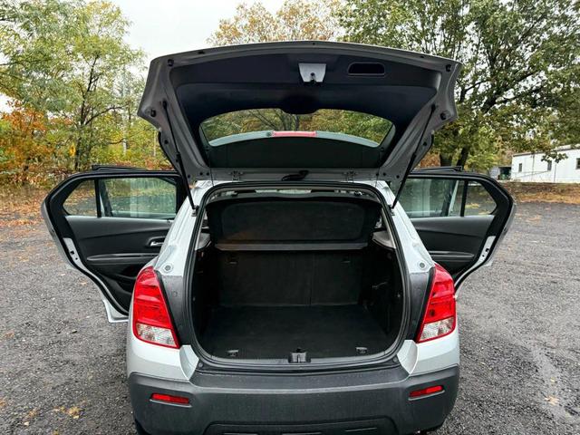 Photo of 2016 Silver Ice Metallic Chevrolet Trax