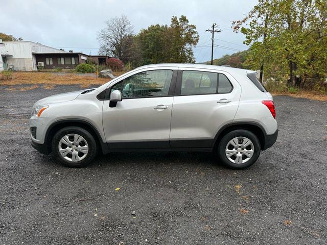 Photo of 2016 Silver Ice Metallic Chevrolet Trax