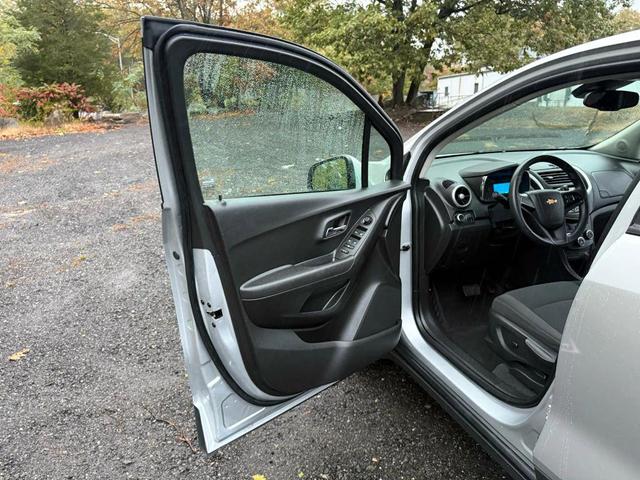 Photo of 2016 Silver Ice Metallic Chevrolet Trax