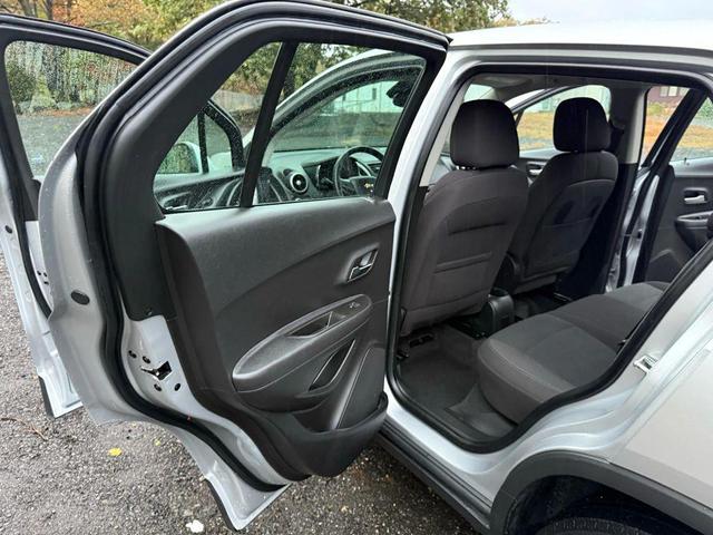 Photo of 2016 Silver Ice Metallic Chevrolet Trax