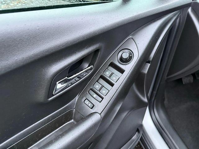 Photo of 2016 Silver Ice Metallic Chevrolet Trax
