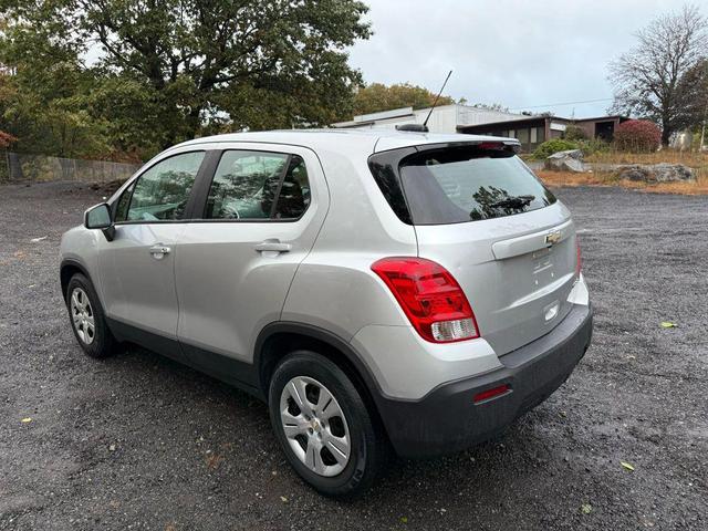 Photo of 2016 Silver Ice Metallic Chevrolet Trax