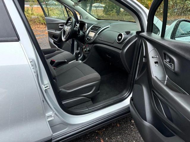Photo of 2016 Silver Ice Metallic Chevrolet Trax
