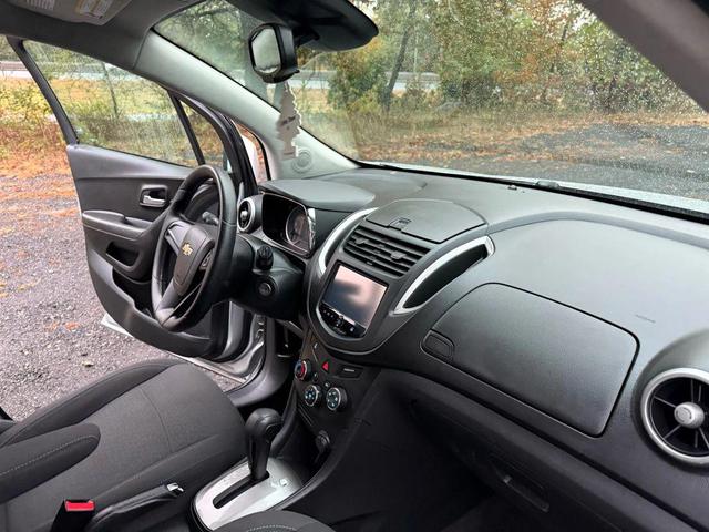 Photo of 2016 Silver Ice Metallic Chevrolet Trax