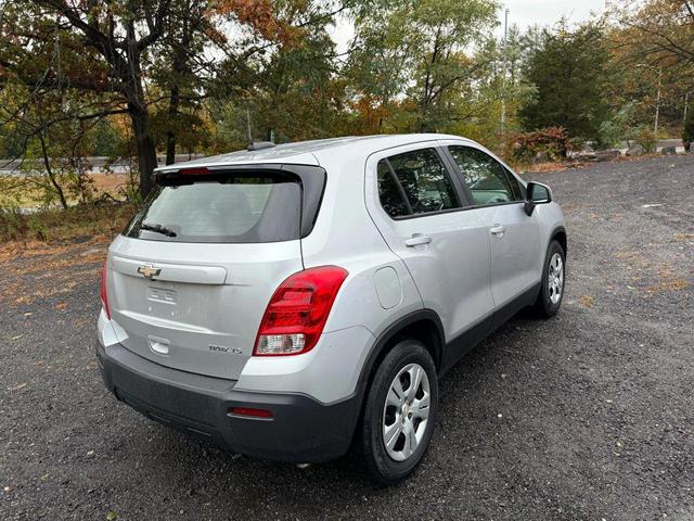 Photo of 2016 Silver Ice Metallic Chevrolet Trax