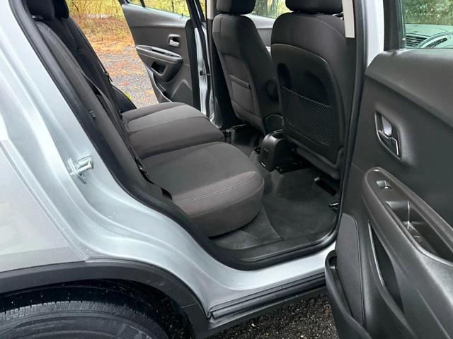 Photo of 2016 Silver Ice Metallic Chevrolet Trax
