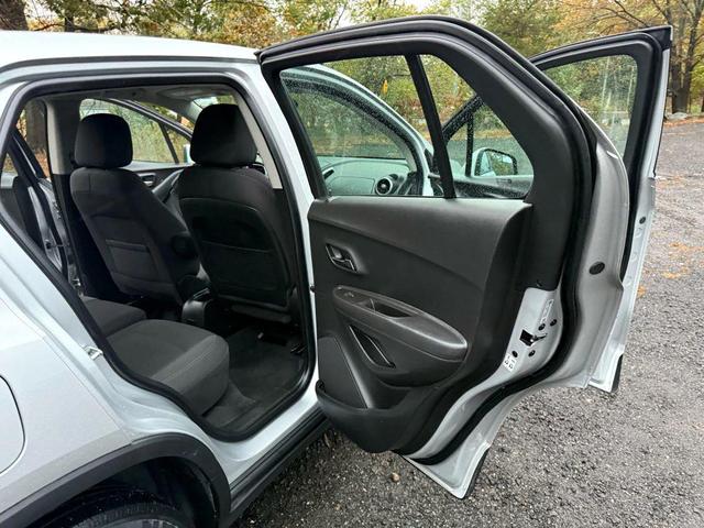 Photo of 2016 Silver Ice Metallic Chevrolet Trax
