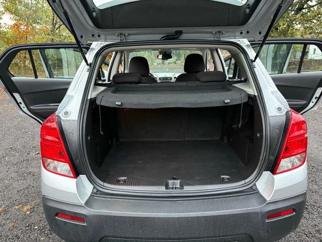 Photo of 2016 Silver Ice Metallic Chevrolet Trax