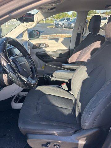 Photo of 2017 Molten Silver Chrysler Pacifica