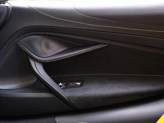 Photo of 2022 Onyx Black McLaren 720S