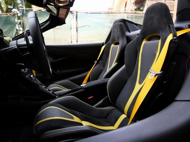 Photo of 2022 Onyx Black McLaren 720S