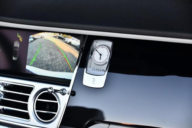 Photo of 2019 Arctic White Rolls-Royce Dawn