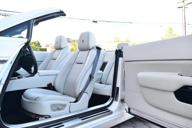 Photo of 2019 Arctic White Rolls-Royce Dawn