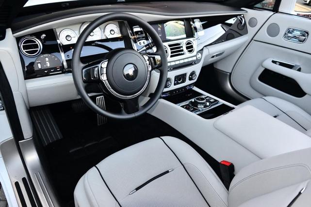Photo of 2019 Arctic White Rolls-Royce Dawn