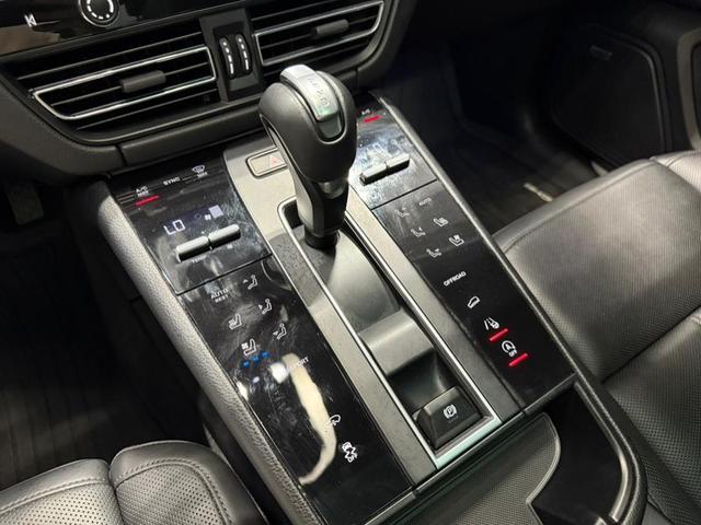 Photo of 2022 Carrara White Metallic Porsche Macan
