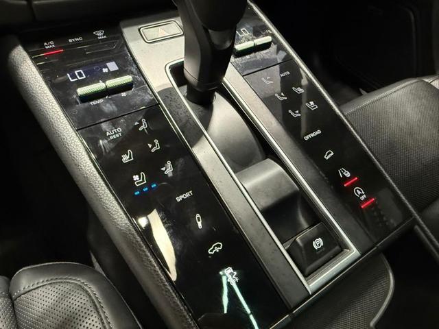 Photo of 2022 Carrara White Metallic Porsche Macan