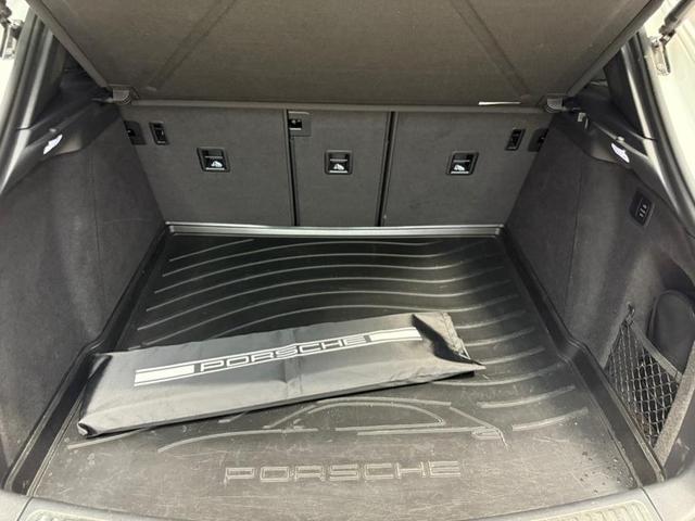 Photo of 2022 Carrara White Metallic Porsche Macan