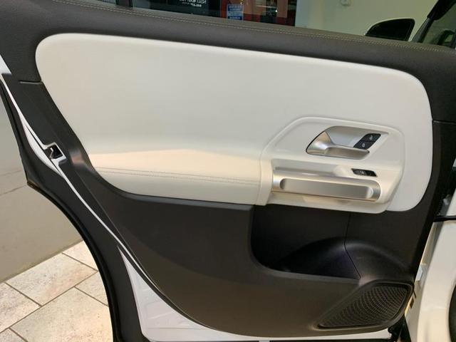 Photo of 2021 Digital White Metallic Mercedes-Benz GLB 250