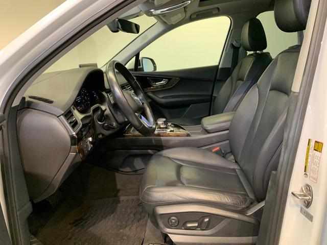 Photo of 2018 Glacier White Metallic Audi Q7