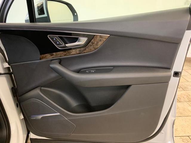 Photo of 2018 Glacier White Metallic Audi Q7
