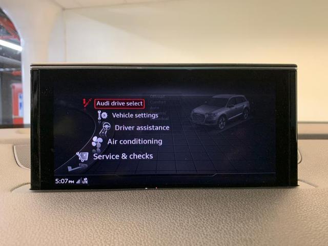 Photo of 2018 Glacier White Metallic Audi Q7