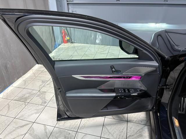 Photo of 2024 Frozen Tanzanite Blue Metallic BMW 740
