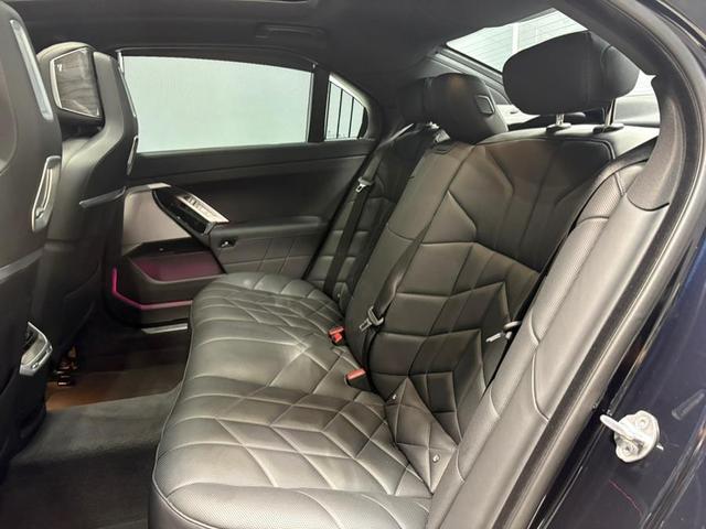 Photo of 2024 Frozen Tanzanite Blue Metallic BMW 740