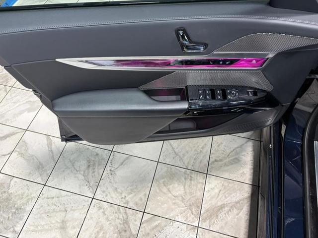 Photo of 2024 Frozen Tanzanite Blue Metallic BMW 740